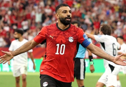 بعد عرض الهلال.. محمد صلاح يحسم وجهته